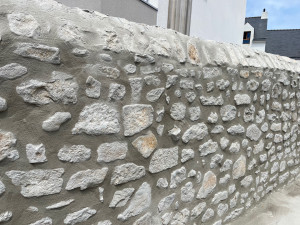 Photo de galerie - Mur en pierre enduit graté