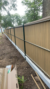 Photo de galerie - Pose d’une clôture rigide avec soubassement et occultant 