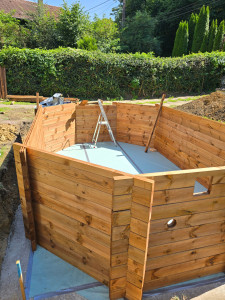 Photo de galerie - Montage  piscine ossature bois.