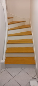 Photo de galerie - Revêtement d un escalier,  ponçage,  peinture et vernis. 