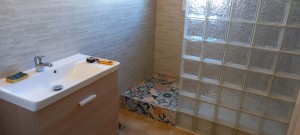 Photo de galerie - Remplacement d'une baignoire par bac à. douche, et pose de pavés de verre 
