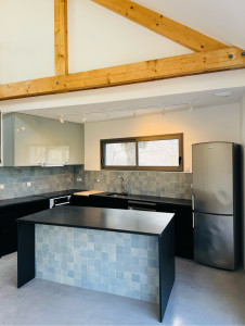 Photo de galerie - Cuisine complète : plomberie - meuble - faïence 