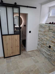 Photo de galerie - Refection totale d'une maison
carrelage , salle de bain,wc porte coulissante  placoplatre peinture enduits electricite plomberie pose de meuble 