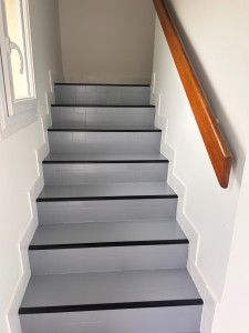 Photo de galerie - Rénovation d’un escalier en carrelage, peinture et mise en place de nez de marche