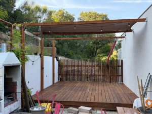 Photo de galerie - Rénovation complète de terrasses en bois : nettoyage, ponçage et traitement protecteur pour redonner vie et éclat à votre extérieur.