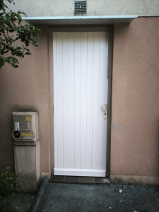 Photo de galerie - Porte d'un local poubelle faite sur mesures.
Elle est doublée, la face extérieure est conçue de lames tandis que la face intérieure est lisse.
C'est un travail artisanal totalement réalisé dans notre atelier.

