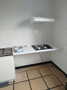 Photo de galerie - Pose d un plan de travail avec plaque de cuisson intégrée 