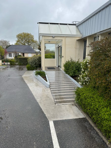 Photo de galerie - Nettoyage d’une entrée de bâtiment au nettoyeur haute pression 