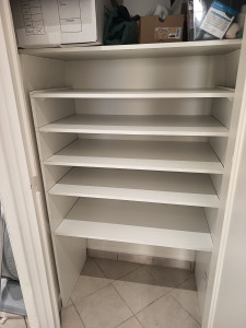 Photo de galerie - Meuble à chaussures sur mesure et intégré dans un placard.