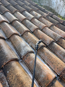 Photo de galerie - Application traitement toiture anti mousse nettoyante sans karcher garantie 5 ans 