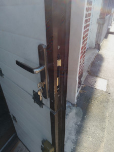 Photo de galerie - Remplacement de serrure, poignée et cylindre sur porte de garage.
