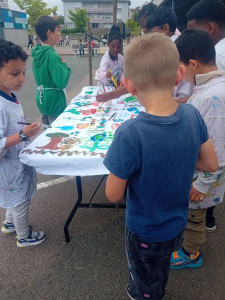 Photo de galerie - Peinture sur temps périscolaire 