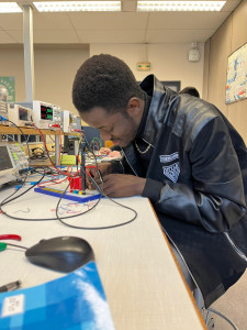 Photo de galerie - Photo récente, reflétant une personne sérieuse, respectueuse et digne de confiance, disponible pour le soutien scolaire , aide devoir et l’aide aux particuliers