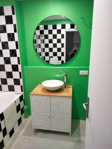 Photo de galerie - Dépose de l’ancien meuble. Adaptation de la plomberie. Pose du nouveau meuble, du plan et de la vasque avec robinetterie et siphon. Vérification de l’étanchéité. Fixation du miroir au mur.