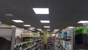 Photo de galerie - Remplacement dans magasin de proximité alimentaire d'un éclairage led (dalle led).