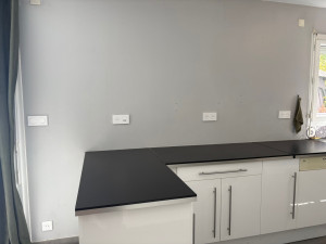 Photo de galerie - Remplacement et rajout de prises sur un plan de travail de cuisine 