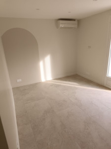 Photo de galerie - Chambre refaite entièrement carrelage, peinture