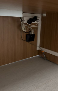 Photo de galerie - Création de multiprise suspendu sous le bureau (plus de câble qui traîne)