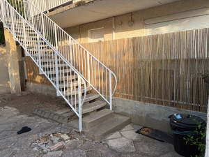 Photo de galerie - Nouvelle peinture pour l’escalier et pause canisse en bois 