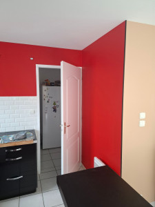 Photo de galerie - Remise en état d'une cuisine 

travaux effectué : 

mur -> ponçage  ,rebouchage  ,peinture a la teinte souhaiter des clients 

plafond -> ponçage, rebouchage, application de deux couches de peinture blanche mate. 