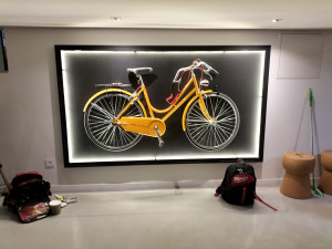 Photo de galerie - Fixation murale vélo Veuve Clicquot 