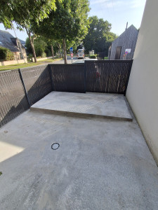 Photo de galerie - Réalisation d’une dalle béton de rattrapage : nous avons coulé uniquement la dalle supérieure, reliée à l’ancienne. L’ancienne pente gênait l’installation d’un abri de jardin ; nous avons corrigé le niveau pour obtenir une surface plane et solide.