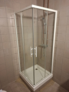 Photo de galerie - Mise en place d'une cabine douche 80x80 dans la salle d'eau. 