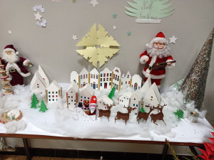 Photo de galerie - Animation sur le thème de Noël.  création d un village
