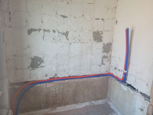 Photo de galerie - Passage des arrivées eau chaude et froide pour la douche à l italienne. 