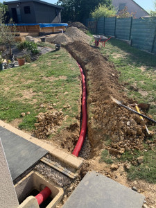 Photo de galerie - Travaux de raccordement d’un drain piscine jusqu’à son bloc gouttière pour récupérer l’eau, tranchée de 8 mètre sur 75cm au plus profond réalisé entièrement à la main car impossibilité et inaccessibilité pour une machine réalisé en 3 jours sous canicule 