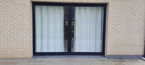 Photo de galerie - Nettoyage pvc d'une grande baie vitrée et son vitrage