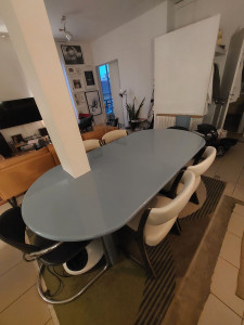 Photo de galerie - Table lourde en médium épais  laqué: assemblage puis encoches méticuleuses autour d'une pilastre, retrait d'un des 4 pieds et remplacement par  de ce support de base en encastrant le plateau dans la pilastre. Resserrage par joints prêts à peindre.