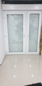 Photo de galerie - Déposés de  l'ancien châssis en bois et pose d'une porte fenêtre double vitrage avec voleth intégré et isolation et étanchéité complète avec test à l eau et isolation 