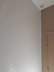 Photo de galerie - Mur peint avec finition texturée.   Travail professionnel et propre.