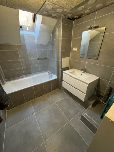 Photo de galerie - Salle de bain rénovée totalement en passant de la réfection des murs et des sol jusqu’à l’installation d’équipement sanitaire 