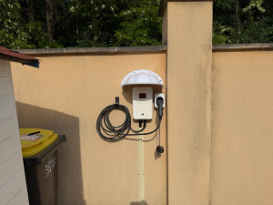 Photo de galerie - Pose de borne de recharge avec protection Uv 
