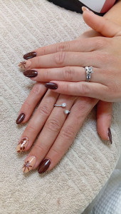 Photo de galerie - Pose d'ongles en gel avec capsules et nail art au pinceau 