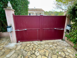 Photo de galerie - Remplacement de motorisation Portail Double Battant