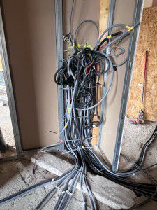 Photo de galerie - Mise en place des gaines pour le futur tableau électrique 