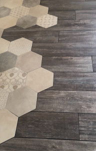 Photo de galerie - Pose carrelage effet bois mixe avec du carrelage hexagonal 