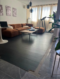 Photo de galerie - Avant : Sol ancien avec estrade qui prenait beaucoup de place inutile, irrégulier, peu moderne. ragréage à reprendre. parquet posé dans le mauvais sens, aucune finition.
