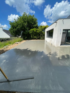 Photo de galerie - Réalisation de la dalle pour la futur terrasse avec une légère pente pour éviter que l’eau stagne.