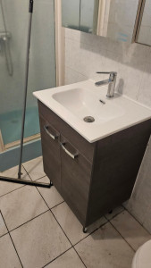 Photo de galerie - Poste d'un meuble de douche,  son vasque et son robinet froid/ chaud