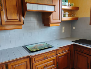 Photo de galerie - Résine rénovation plan de travail et crédence. Après.