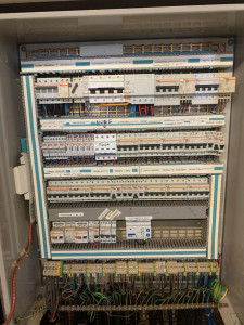 Photo de galerie - Dépannage et ajout de dispositifs de sécurité dans un armoire électrique