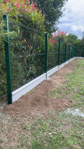 Photo de galerie - Pose de 30m de clôture rigide avec plaque de soubassement hauteur 1m78