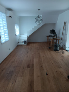 Photo de galerie - Pose de parquet collé sur ragréage fibré avec sous couche isolante.