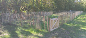 Photo de galerie - Réalisation d'un enclos de 300 mètres carrés réalisé en camis avec un petit portillon de 1 m par 1 m.