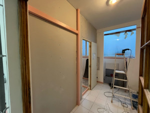 Photo de galerie - Pose de porte et fabrication d’une cloison en placo. 