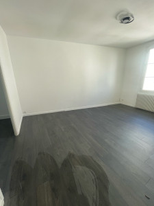 Photo de galerie - Ratissage des murs + mise en peinture + pose du parquet d’un appartement complet
